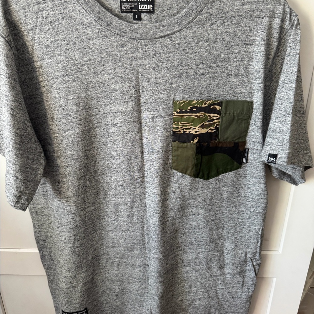 Izzue Men’s Grey Heather Short Sleeve Tee with Camouflage Patch Pocket